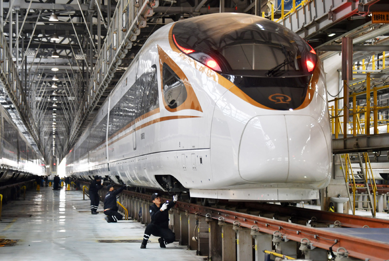 12月27日，天津動車客車段動車運用所工作人員對“復興號”動車組進行巡檢，為鐵路調圖做好安全保障。