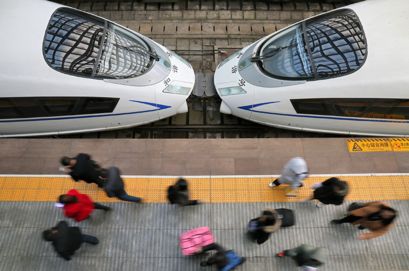 12月27日，旅客在山東煙臺火車站下車出站。
