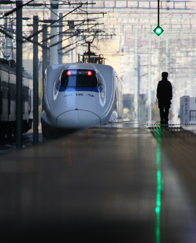 12月27日，一列動車組駛出山東煙臺火車站。