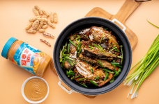 新食材的挖掘可遇不可求，而新菜的研發(fā)需要耗費(fèi)大量的人力物力，也并非是一蹴而就的
