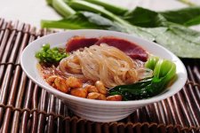 除天味食品外，還有一批四川調(diào)味品企業(yè)不斷加碼預(yù)制菜市場(chǎng)。在這個(gè)火熱的賽道中，“川軍”悄然集結(jié)