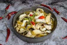 在消費(fèi)者教育還不成熟的預(yù)制菜賽道，當(dāng)下或許還不是開(kāi)店擴(kuò)張的好時(shí)機(jī)。麥子?jì)屧囁畧F(tuán)店模式，預(yù)制菜專賣店難跑通？